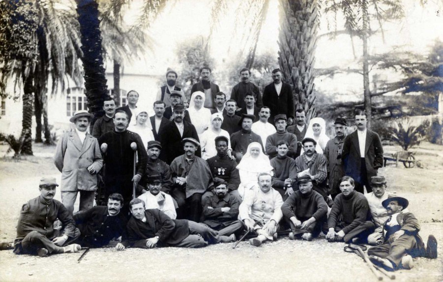 Blesss de guerre et infirmires prenant la pose pour la photographie, priode 1914-1918