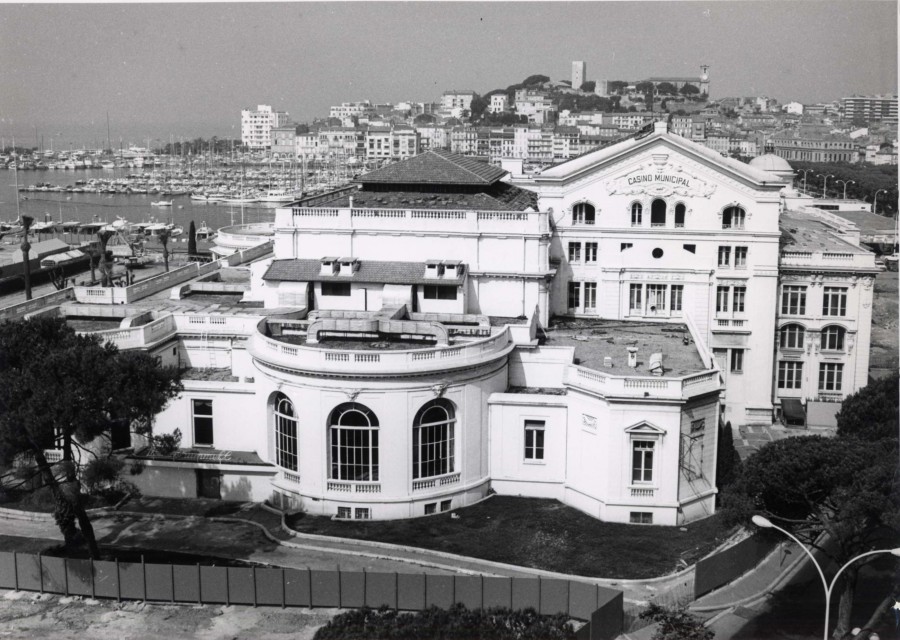 Le Casino Municipal, vue de la Croisette, annes 70 (9Fi551).jpg