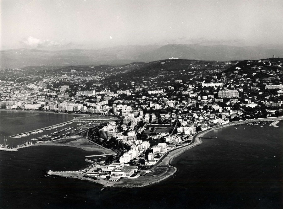 Pointe Croisette avec Palm Beach et port Canto vers 1970 (3Fi55).jpg