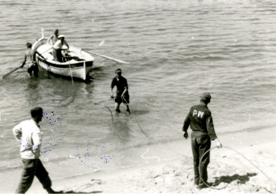 Prisonniers de guerre employés au déminage des plages (13Fi90).jpg