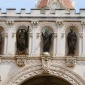 Statues, le Christ encadr de saints (Michel, Pierre, Honorat, Vincent)  Mairie de Cannes, img2452