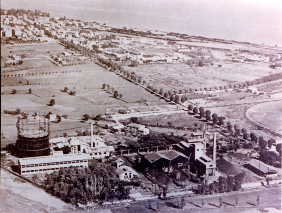 Photographie reprsentant l'usine  gaz et l'acirie de La Bocca. 1900 (25Fi1242)