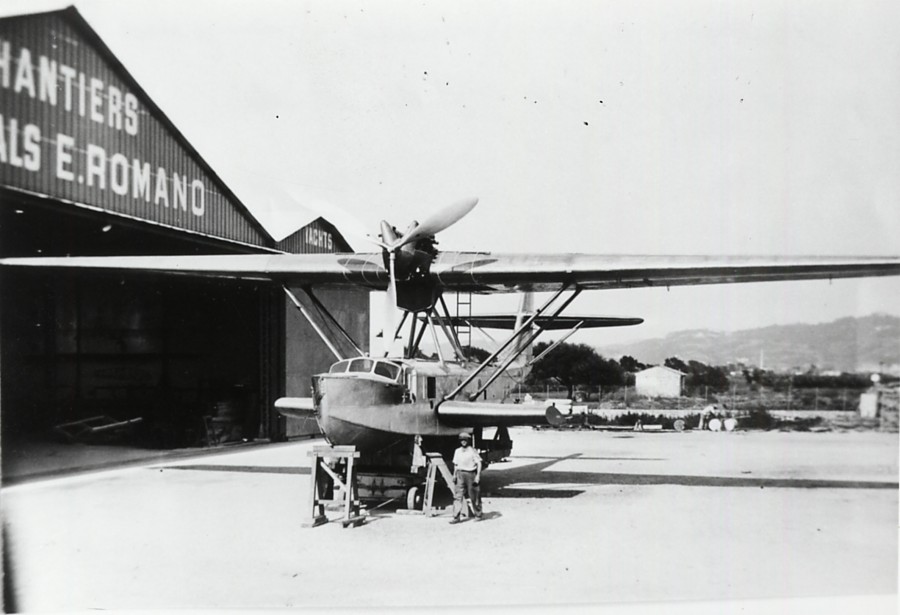 Photographie d'un hydravion devant les tablissements  Romano. 1934 (17Fi93)