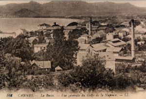 Carte postale, vue gnrale sur La Bocca et le golfe de la Napoule. s.d. (32Fi1733)