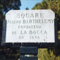 Photographie de la plaque commmorative du square Barthlmy  La Bocca, en l'honneur du fondateur de la Verrerie. 2002 (31Fi7)