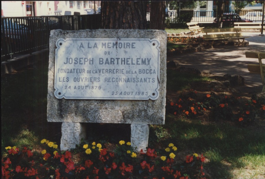 Plaque dans le square Barthlmy - texte : "A la mmoire de Joseph BARTHELEMY fondateur de la Verrerie de la Bocca Les ouvriers reconnaissants 24 aot 1879 - 25 aot 1985". 1990 (32Fi1175)
