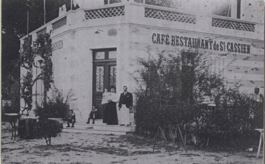 Photographie du Caf restaurant de Saint-Cassien, au pied de la butte,  Cannes La Bocca, une famille avec trois enfants sur le pron. Annes 1900 (2Fi3104)