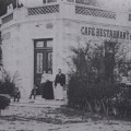Photographie du Caf� restaurant de Saint-Cassien, au pied de la butte, � Cannes La Bocca, une famille avec trois enfants sur le p�ron. Ann�es 1900 (2Fi3104)