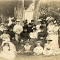 Photographie d'un groupe familial, avec enfants, endimanch� pour la f�te de Saint-Cassien. 1898 (25Fi256)