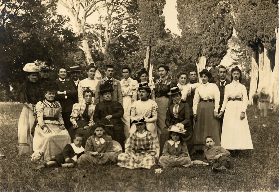 Photographie d'un groupe familial, avec enfants, endimanch pour la fte de Saint-Cassien. 1898 (25Fi256)