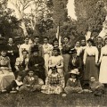 Photographie d'un groupe familial, avec enfants, endimanch� pour la f�te de Saint-Cassien. 1898 (25Fi256)