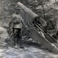 Officier observant le chargeur dun canon, priode 1914-1918