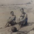Maurice Chevalier et sa femme Yvonne, sur une plage de Cannes (AMC 32Fi1125)
