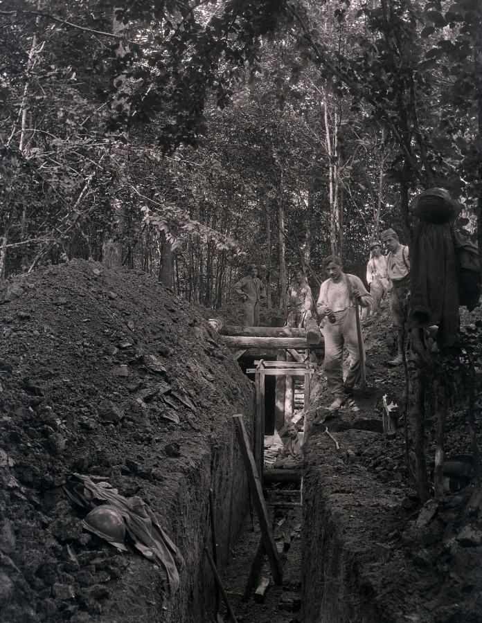 Soldats creusant une tranche, priode 1914-1918