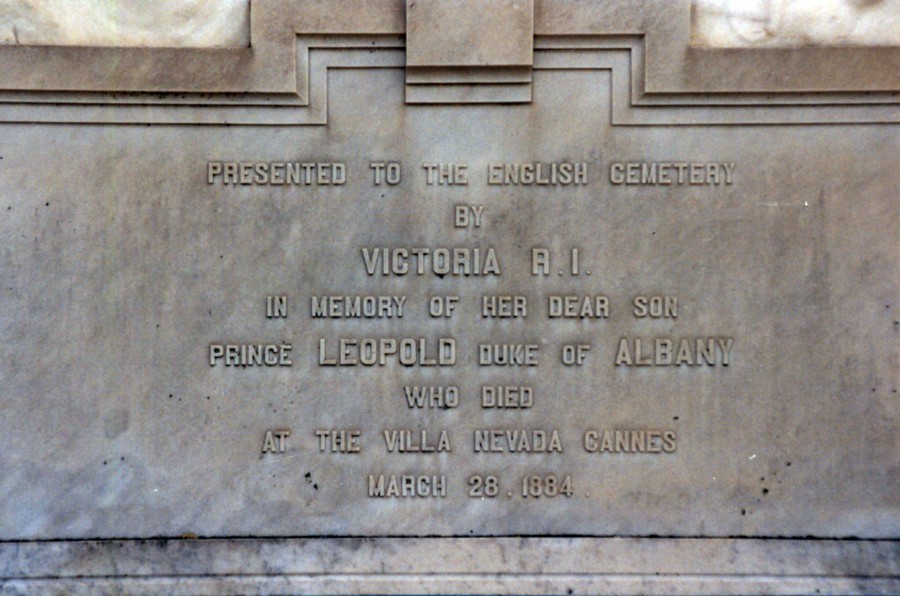 Inscription grave, aprs le dcs du Duc d'Albany en 1884 (32Fi1011_01)