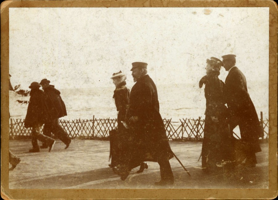 Edouard VII le long du quai Saint Pierre, dbarquant  Cannes (1890-1900)