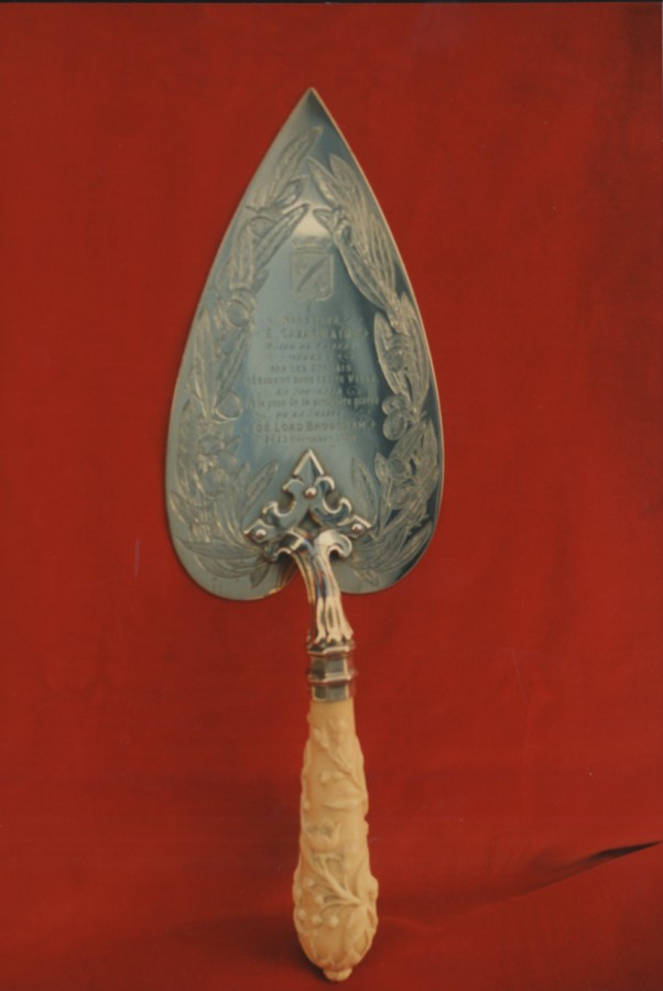 Truelle pour la pose de la premire pierre, manche en ivoire sculpt, plat de l'outil en argent - 1878 (32Fi1072)