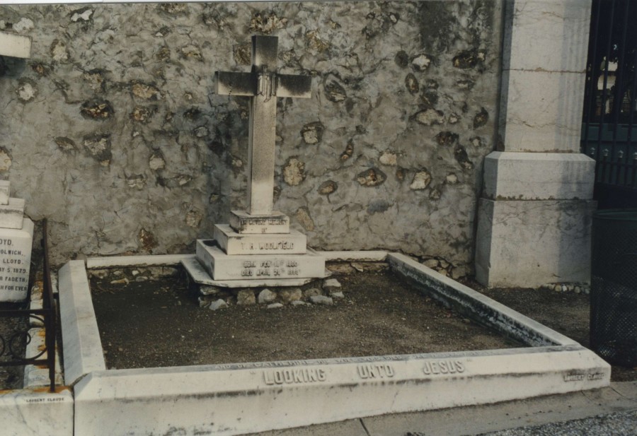 Tombe de Lord Woolfield - T. R. Woolfield born Feb. 18th 1800 died April 28th 1888 - Looking unto Jesus 