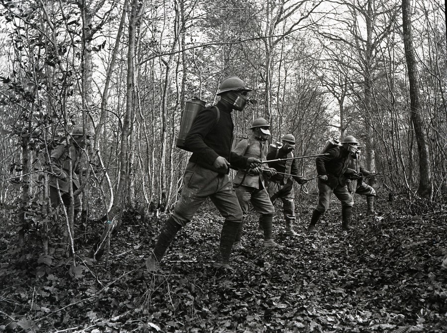 Avance de soldats arms et portant des masques  gaz, priode 1914-1918
