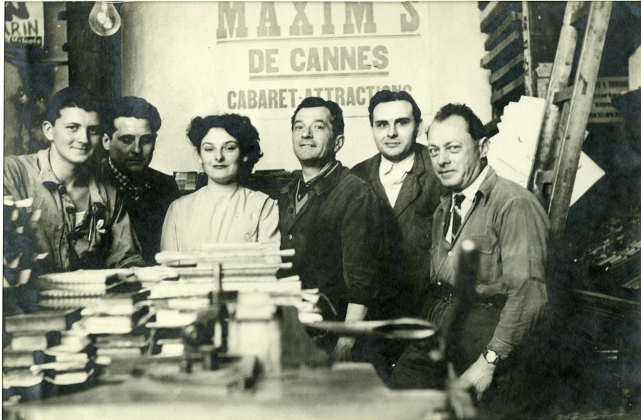 Photographie de l'quipe de l'imprimerie Aegitna, aprs guerre, annes 1950 (51Num38)