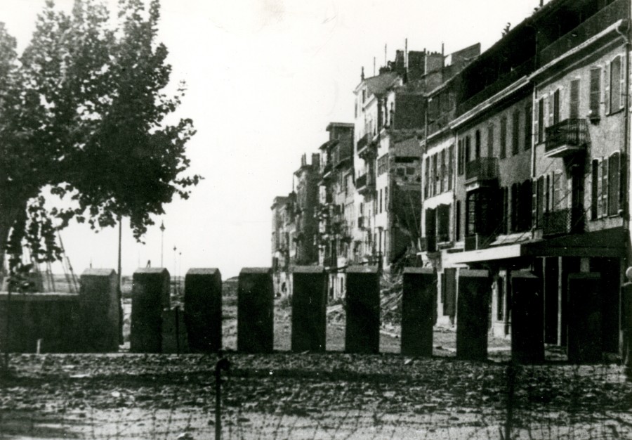 Photographie des dfenses allemandes devant le vieux port, 1944 (13Fi26)