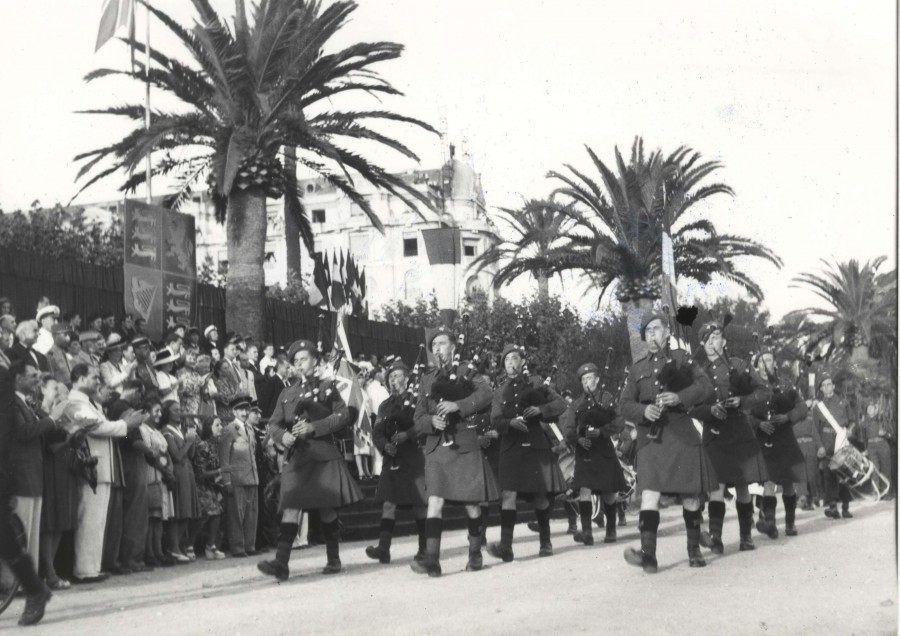 Les Ecossais dfilent sur la Croisette, fte de la Victoire en 1945 (AMC 13Fi332)