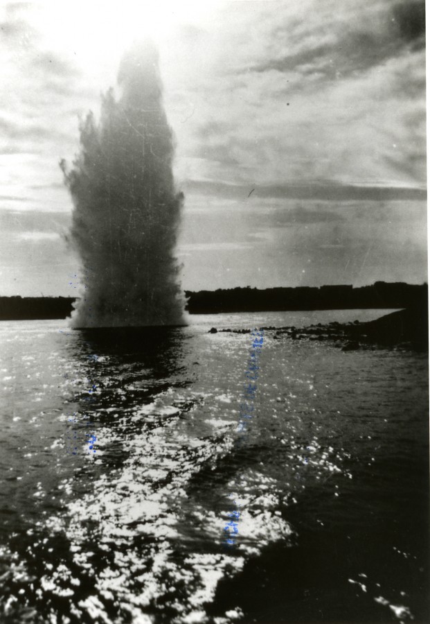 Photographie d'une explosion d'une mine en mer au large du Palm Beach, aot 1944 (13Fi8)