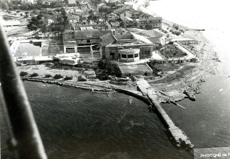 Photographie du Palm Beach et de la Pointe Croisette bombards par les Allis, aout 1944 (13Fi67)