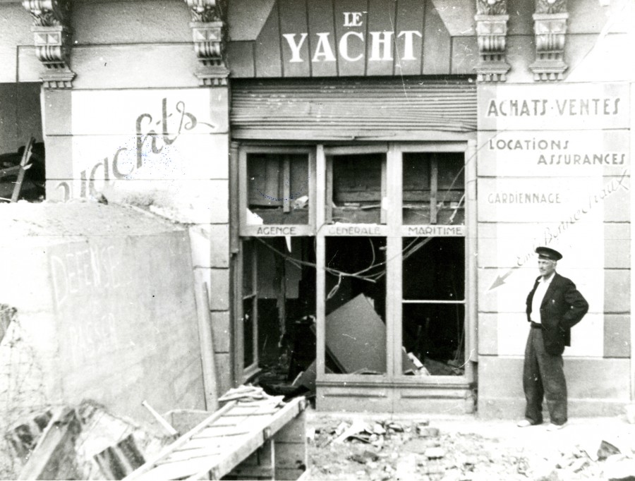 Photographie des destructions de l'agence Le Yacht situe quai Saint-Pierre, aout 1944 (13Fi71)