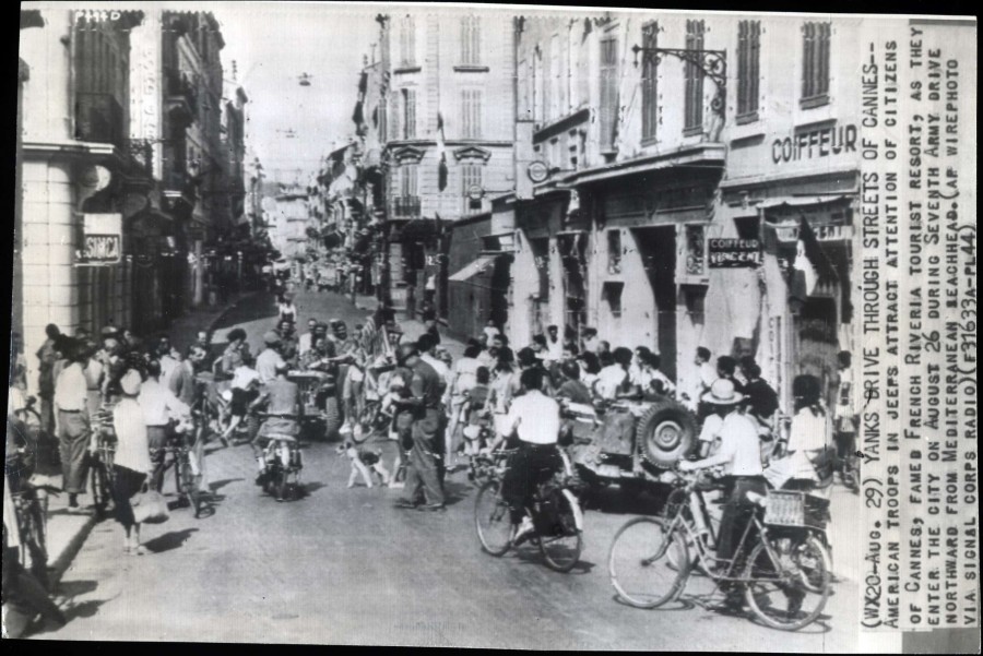 Photographie de troupes amricaines dans les rues de Cannes, 28 aot 1944 (59S7)