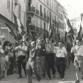 Photographie de la Libération : défilé d'un groupe de résistants portant tous les drapeaux des Alliés, 1944 (13Fi254)