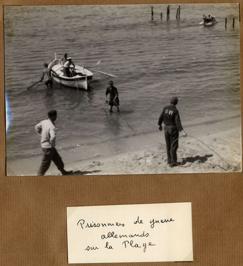 Photographie des prisonniers de guerre allemands sur la plage pour le dminage, 1944 (38Num20)