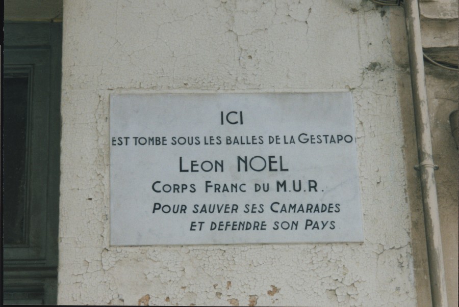 Photographie de la plaque commmorative en l'honneur de Lon Nol, rsistant cannois fusill  Cannes en 1944, 2003 (13Fi168)