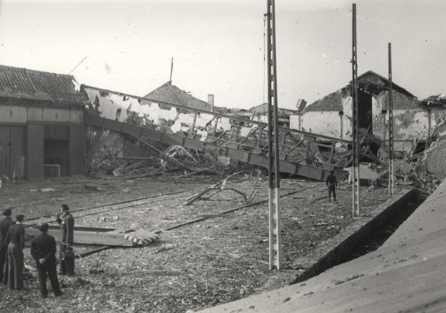Photographie des destructions de La Bocca, proche de la voie ferre, hangars. 1943 (13Fi239)