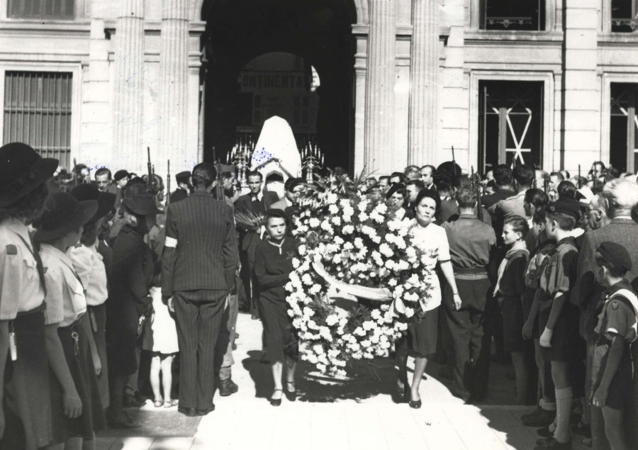 Photographie des obsques d'Hlne Vagliano, jeune rsistante cannoise fusille  Nice, 1944 (13Fi269)