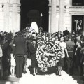 Photographie des obsèques d'Hélène Vagliano, jeune résistante cannoise fusillée à Nice, 1944 (13Fi269)