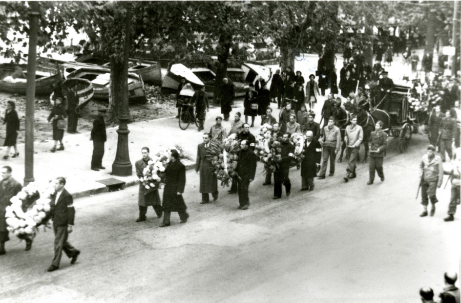Photographie du cortge d'enterrement de Lon Nol, 1944 (13Fi4)