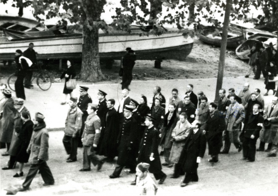 Photographie du cortge d'enterrement de Lon Nol, 1944 (13Fi6)