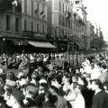 Photographie du défilé des libérateurs de Cannes rue d'Antibes, 1944 (13Fi36)
