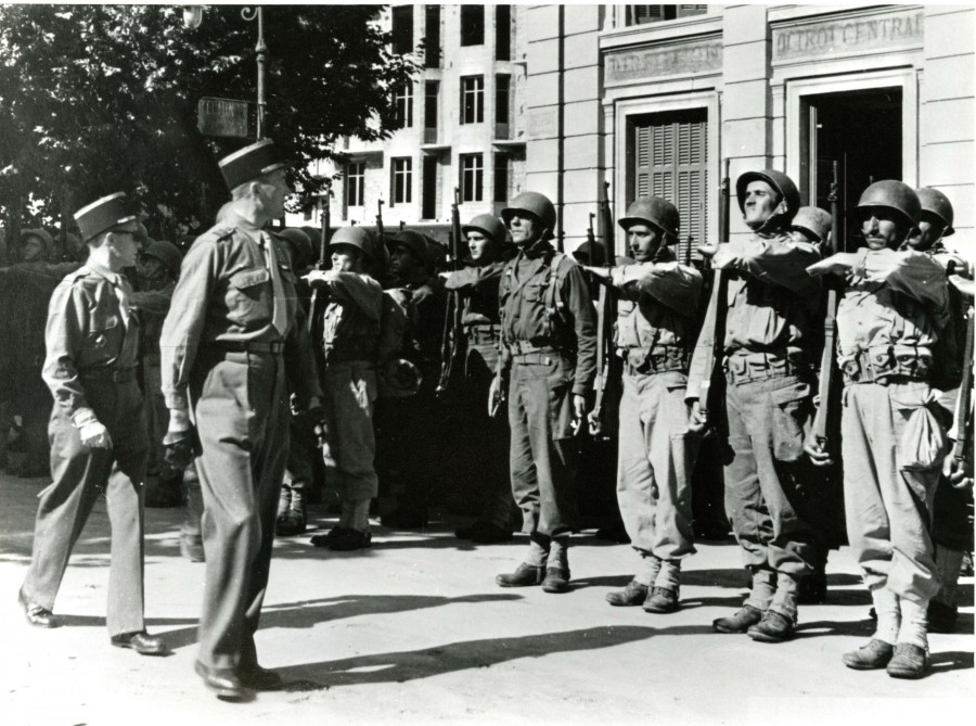 Photographie du dfil militaire lors de la fte de la Libration, 1945 (13Fi128)