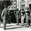 Photographie du défilé militaire lors de la fête de la Libération, 1945 (13Fi128)