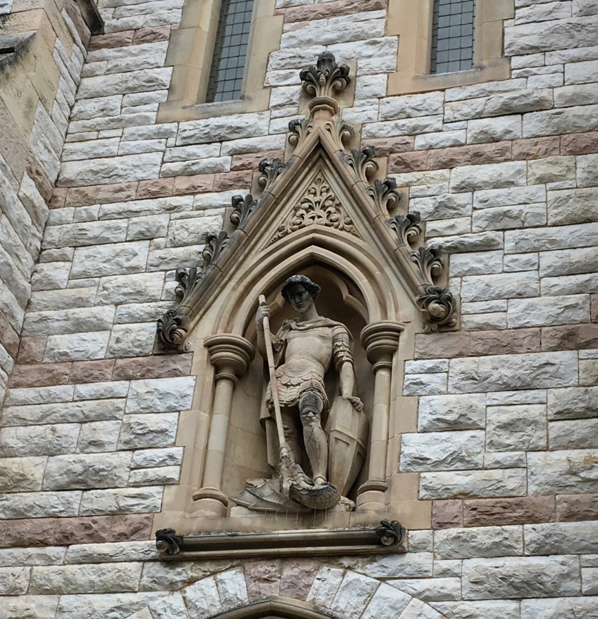 Dtail externe, statue reprsentant St Georges (img_7404, vue rcente)