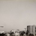 Photographie d'un avion de ravitaillement américain survolant Cannes, 1944 (8Num20)