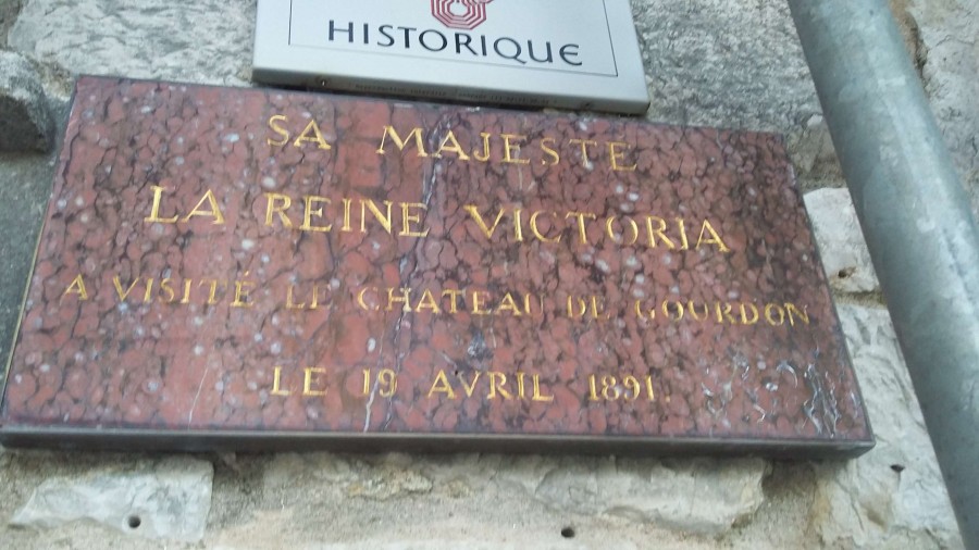 Plaque appose sur la faade du chteau de Gourdon, monument historique 