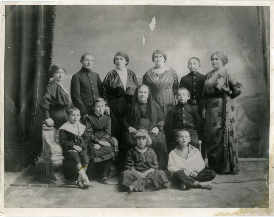 Photographie d'une famille de Russes blancs de Crime, avant la fuite et l'exil en Europe (51Num58)