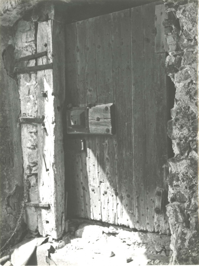 Lourde porte cloute de l'abbaye  Photo Andr Steiner (56Fi28)