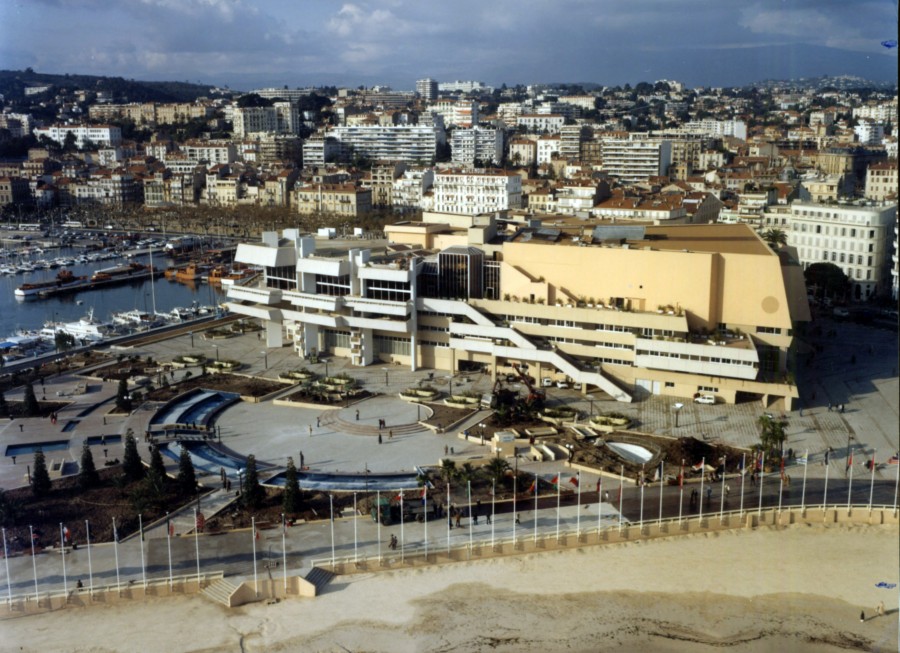 Le Palais construit et inaugur en 1982 (9Fi781)