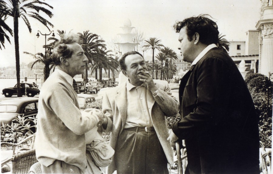 Jean Cocteau, Orson Wells et Edward G. Robinson sur la terrasse du Carlton.