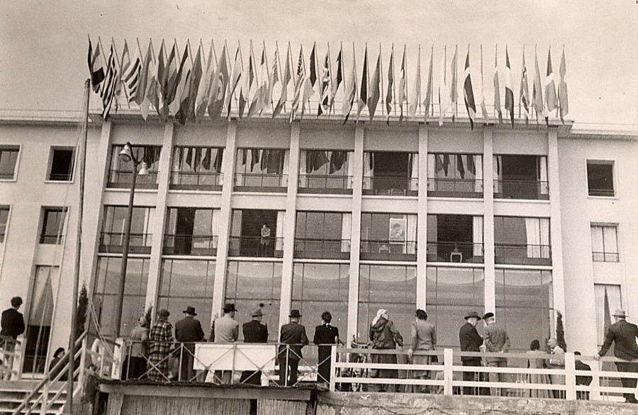 Faade pavoise de l'ancien Palais, 1950