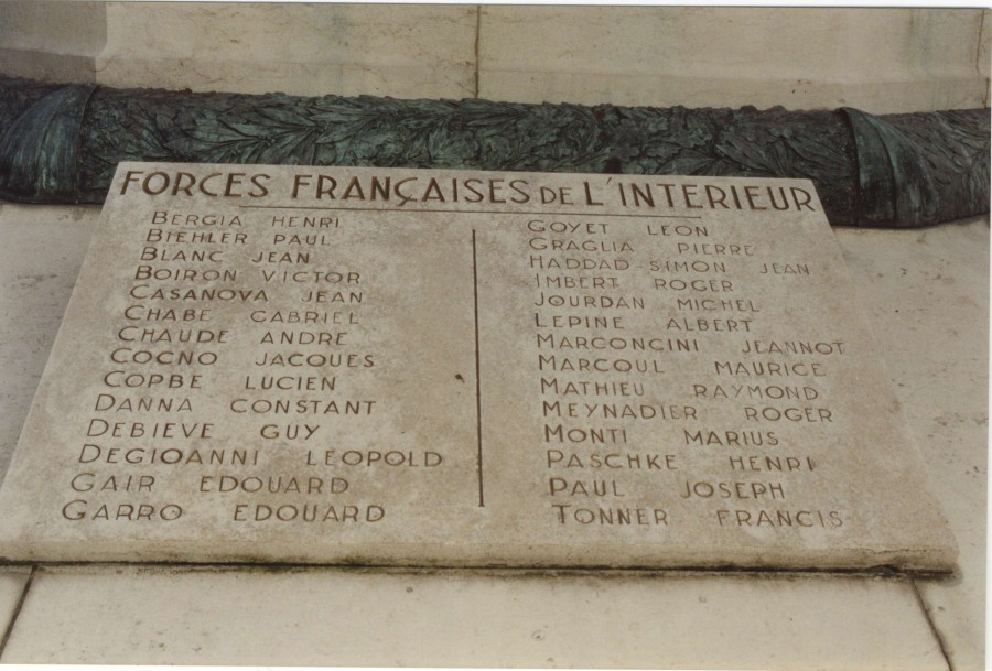 Plaque hommage avec les noms de ceux qui firent partie des forces intrieures (AMC 32Fi1315)